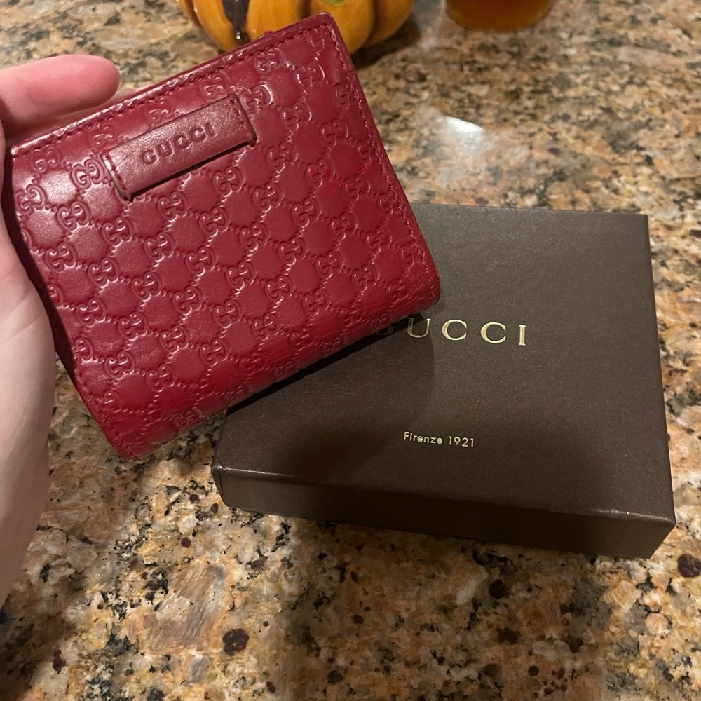 GUCCI wallet. Like new barely used.